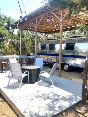 The Steel Magnolia Airstream - Cabins At Rim Rock